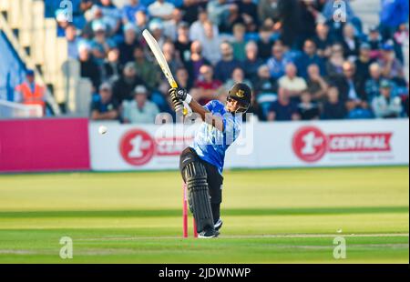 Hove UK 23rd juin 2022 - Delray Rawlins lance quelques courses tardives vitales pour les requins Sussex lors du match de Blast Vitality T20 entre les requins Sussex et Surrey au 1st Central County Ground Hove . : Crédit Simon Dack / Alamy Live News Banque D'Images