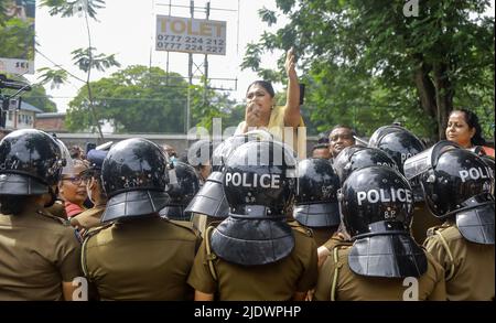 Colombo, Sri Lanka. 22nd juin 2022. Les membres de Samagi Jana Balawegaya (SJB) ont organisé aujourd'hui une manifestation contre le Premier ministre sri-lankais Ranil Wickremesinghe.dirigé par l'ancien député Hirunika Premachandra, plusieurs représentants d'organisations féminines se sont également joints à la manifestation. (Credit image: © Amitha Thennakoon/Pacific Press via ZUMA Press Wire) Banque D'Images