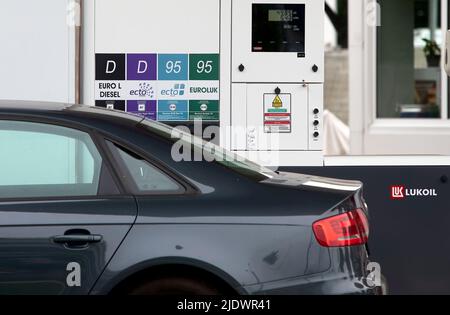 Bucarest, Roumanie - 23 juin 2022: Une station de gaz Lukoil est vue à Bucarest cette image est à usage éditorial seulement. Banque D'Images