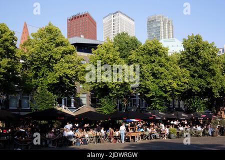 Les gens dehors dans les bars et cafés de Het plein, la Haye pays-Bas Banque D'Images