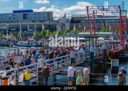 Pont-levis à travers le Hoern, foule de gens, ville de Kiel, semaine Kieler 2022, port, Schleswig-Holstein, Allemagne du Nord Banque D'Images