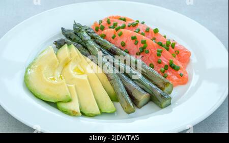 Petit déjeuner sain de saumon, d'avocat et d'asperges Banque D'Images