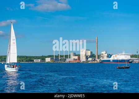 Unité combinée de chauffage et d'alimentation au gaz (à gauche) et arrêt de la centrale électrique au charbon (à droite) sur le fjord de Kiel, Kiel Schleswig-Holstein, dans le nord de l'Allemagne Banque D'Images