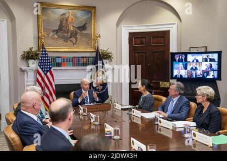 Washington, États-Unis. 23rd juin 2022. Le président AMÉRICAIN Joe Biden parle lors d'une réunion avec les gouverneurs, les dirigeants syndicaux et les entreprises privées qui lancent le Partenariat fédéral-État pour la mise en œuvre des éoliennes offshore dans la salle Roosevelt de la Maison Blanche à Washington, DC à 23 juin 2022. Photo de Shawn Thew/UPI crédit: UPI/Alay Live News Banque D'Images