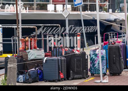 Bateaux de croisière fluviaux au quai de l'IJ, près de la gare centrale, chargement des bagages des passagers, Amsterdam, pays-Bas, Banque D'Images