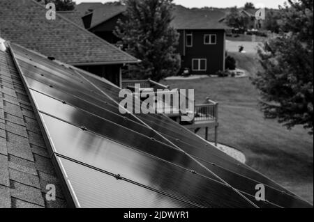 Accent sélectif sur les panneaux solaires installés sur un toit de bardeaux en asphalte résidentiel Banque D'Images