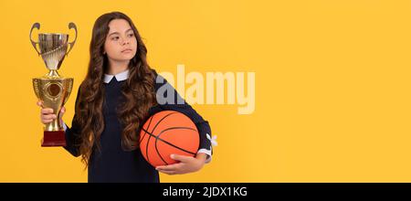 célébrez la victoire. gagner le jeu. prix de réalisation sportive. jeune fille avec ballon de basket-ball. Affiche horizontale de visage d'enfant isolé, en-tête de bannière Banque D'Images