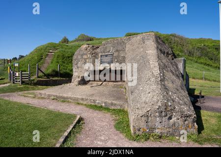 Saint-Laurent-sur-Mer, France - 29 mai 2022 - les résistants aux bunkers d'origine nichent avec des canons de la deuxième guerre mondiale sur la plage d'Omaha connue depuis le jour J. Banque D'Images