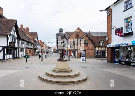 Vue arrière de la statue de William Shakespeare à Henley Street, Stratford-upon-Avon, Warwickshire, Royaume-Uni, le 16 juin 2022 Banque D'Images