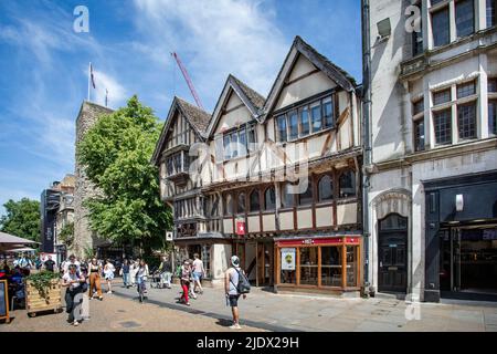 Ancien bâtiment de 14th siècles à pans de bois dans le centre d'Oxford, Oxfordshire, Royaume-Uni, le 16 juin 2022 Banque D'Images