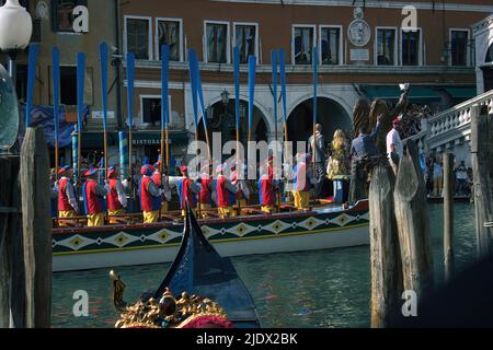 Venise, Italie - 02 septembre 2018: Bateaux vénitiens traditionnels ou régate de sandolo mascarreta naviguant ensemble dans le même costume dans le grand canal pendant Banque D'Images