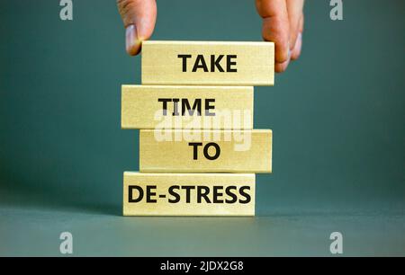 Prenez le temps de déstresser le symbole. Les mots de concept prennent le temps de déstresser sur les blocs de bois. Magnifique fond gris de table. Les affaires psychologiques et Banque D'Images