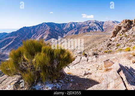 Vue panoramique sur les montagnes au-dessus du bassin de Badwater depuis Aguereberry point dans le parc national de la Vallée de la mort, Californie Banque D'Images