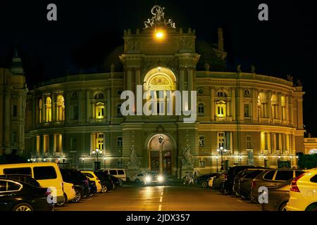 Photo de nuit l'opéra et le théâtre de ballet d'Odessa en Ukraine. Banque D'Images