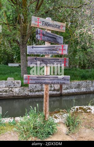 Espagne, Castilla y Lyon. Sentier Camino de Santiago signe près du Canal de Castilla, 17th-18th siècle, près de Fromista. Banque D'Images