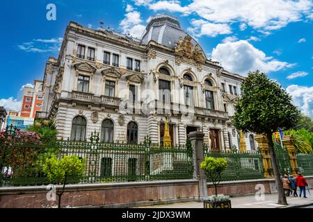 Oviedo, Espagne - 3 mai 2022 - les habitants passent le Parlement de la Principauté des Asturies Banque D'Images