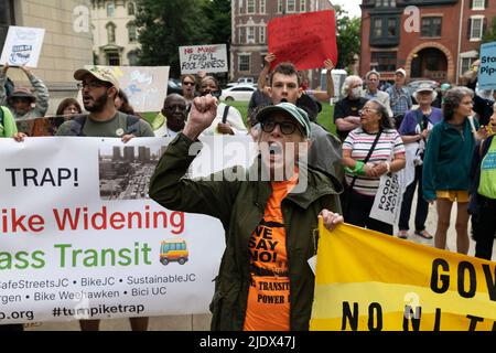 TRENTON, New Jersey, États-Unis. 23rd juin 2022. Des manifestants participent à un rassemblement pour le climat et l'environnement au Statehouse de Trenton, dans le New Jersey. Environ 300 activistes ont exprimé leur inquiétude d'arrêter les sept projets de combustibles fossiles actuellement proposés ou d'aller de l'avant au NJ mettre en œuvre des réglementations visant à réduire les émissions de gaz à effet de serre à l'échelle de l'économie de 50% d'ici 2030 et d'éjecter toutes les fausses solutions telles que les responsables des gaz naturels renouvelables ont déclaré. (Image de crédit : © Brian Branch Price/ZUMA Press Wire) Banque D'Images