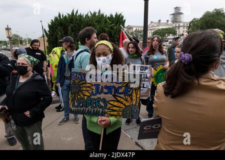 TRENTON, New Jersey, États-Unis. 23rd juin 2022. Des manifestants participent à un rassemblement pour le climat et l'environnement au Statehouse de Trenton, dans le New Jersey. Environ 300 activistes ont exprimé leur inquiétude d'arrêter les sept projets de combustibles fossiles actuellement proposés ou d'aller de l'avant au NJ mettre en œuvre des réglementations visant à réduire les émissions de gaz à effet de serre à l'échelle de l'économie de 50% d'ici 2030 et d'éjecter toutes les fausses solutions telles que les responsables des gaz naturels renouvelables ont déclaré. (Image de crédit : © Brian Branch Price/ZUMA Press Wire) Banque D'Images