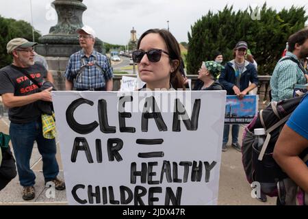 TRENTON, New Jersey, États-Unis. 23rd juin 2022. Le démonstrateur Nicole Zanerakes, de Kearny, NJ, participe à un rassemblement pour le climat et l'environnement au Statehouse de Trenton, New Jersey. Environ 300 activistes ont exprimé leur inquiétude d'arrêter les sept projets de combustibles fossiles actuellement proposés ou d'aller de l'avant au NJ mettre en œuvre des réglementations visant à réduire les émissions de gaz à effet de serre à l'échelle de l'économie de 50% d'ici 2030 et d'éjecter toutes les fausses solutions telles que les responsables des gaz naturels renouvelables ont déclaré. (Image de crédit : © Brian Branch Price/ZUMA Press Wire) Banque D'Images