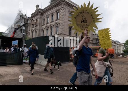 TRENTON, New Jersey, États-Unis. 23rd juin 2022. Des manifestants participent à un rassemblement pour le climat et l'environnement au Statehouse de Trenton, dans le New Jersey. Environ 300 activistes ont exprimé leur inquiétude d'arrêter les sept projets de combustibles fossiles actuellement proposés ou d'aller de l'avant au NJ mettre en œuvre des réglementations visant à réduire les émissions de gaz à effet de serre à l'échelle de l'économie de 50% d'ici 2030 et d'éjecter toutes les fausses solutions telles que les responsables des gaz naturels renouvelables ont déclaré. (Image de crédit : © Brian Branch Price/ZUMA Press Wire) Banque D'Images