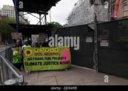 TRENTON, New Jersey, États-Unis. 23rd juin 2022. Des manifestants participent à un rassemblement pour le climat et l'environnement au Statehouse de Trenton, dans le New Jersey. Environ 300 activistes ont exprimé leur inquiétude d'arrêter les sept projets de combustibles fossiles actuellement proposés ou d'aller de l'avant au NJ mettre en œuvre des réglementations visant à réduire les émissions de gaz à effet de serre à l'échelle de l'économie de 50% d'ici 2030 et d'éjecter toutes les fausses solutions telles que les responsables des gaz naturels renouvelables ont déclaré. (Image de crédit : © Brian Branch Price/ZUMA Press Wire) Banque D'Images