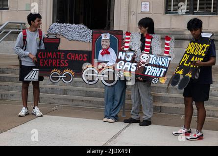 TRENTON, New Jersey, États-Unis. 23rd juin 2022. Des manifestants participent à un rassemblement pour le climat et l'environnement au Statehouse de Trenton, dans le New Jersey. Environ 300 activistes ont exprimé leur inquiétude d'arrêter les sept projets de combustibles fossiles actuellement proposés ou d'aller de l'avant au NJ mettre en œuvre des réglementations visant à réduire les émissions de gaz à effet de serre à l'échelle de l'économie de 50% d'ici 2030 et d'éjecter toutes les fausses solutions telles que les responsables des gaz naturels renouvelables ont déclaré. (Image de crédit : © Brian Branch Price/ZUMA Press Wire) Banque D'Images