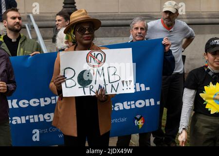 TRENTON, New Jersey, États-Unis. 23rd juin 2022. Des manifestants participent à un rassemblement pour le climat et l'environnement au Statehouse de Trenton, dans le New Jersey. Environ 300 activistes ont exprimé leur inquiétude d'arrêter les sept projets de combustibles fossiles actuellement proposés ou d'aller de l'avant au NJ mettre en œuvre des réglementations visant à réduire les émissions de gaz à effet de serre à l'échelle de l'économie de 50% d'ici 2030 et d'éjecter toutes les fausses solutions telles que les responsables des gaz naturels renouvelables ont déclaré. (Image de crédit : © Brian Branch Price/ZUMA Press Wire) Banque D'Images