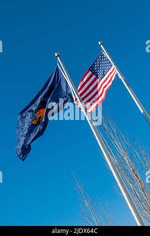 Les deux drapeaux au centre civique de Hillsboro à Hillsboro, Oregon. Le drapeau américain et le drapeau castor de l'Oregon. Banque D'Images