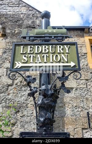 Panneau Classic Ledbury Station, High Street, Ledbury, Herefordshire, Angleterre, Royaume-Uni Banque D'Images