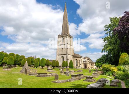 Eglise paroissiale de St Mary montrant des arbres de l'if, New Street, Painswick, Gloucestershire, Angleterre, Royaume-Uni Banque D'Images