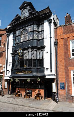 La maison publique et le restaurant des trois Pigeons sur High Street, Guildford, West Sussex, Angleterre, Royaume-Uni Banque D'Images