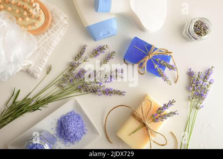 Produits de bain lavande sur table blanche avec articles de toilette. Vue de dessus. Composition horizontale. Banque D'Images