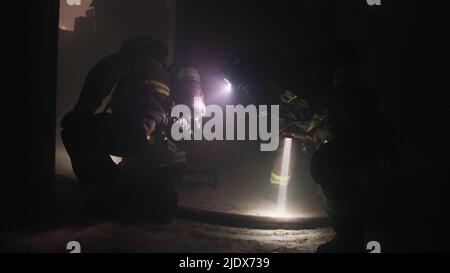 Les pompiers du service des incendies de Springfield ont sécurisé un pompier abattu pendant la formation à Panama City, Floride, 16 juin 2022. Les pompiers ont une faible chance de survie lorsqu'un appel de détresse se fait en réponse à un pompier en panne, par conséquent, la formation travaille pour minimiser la perte de vie dans des situations extrêmes. (É.-U. Photo de la Force aérienne par le sergent d'état-major. Stefan Alvarez) Banque D'Images