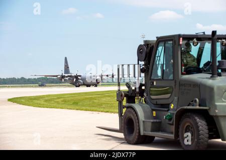 Le Hercules C-130 de la Force aérienne des États-Unis, de l'aile de transport aérien de 133rd, transporte des avions et du fret dans le cadre d'un premier exercice d'emploi de combat agile (ACE) à l'échelle de l'aile, Volk Field, Wisc., 12 juin 2022. La capacité de projeter la puissance de combat à tout moment, n'importe où, tout en restant opérationnelle est l'avantage concurrentiel que l'aile entend affûter au cours des prochains jours. (É.-U. Photo de la Garde nationale aérienne par Tech. Sgt. Bristol Evasco) Banque D'Images