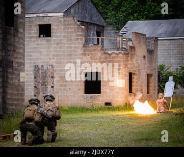 Marines avec la compagnie de la Garde, caserne de Marine, Washington, engage des cibles avec des grenades, à la base de corps de Marine Quantico, Virginie, 22 juin 2022. Les Marines ont aiguisé leurs compétences en matière de forces de sécurité en menant une formation de lutte contre les émeutes, en lançant des grenades et en braconnant des tactiques. (É.-U. Photo du corps marin par Lcpl. Pranav Ramakrishna) Banque D'Images