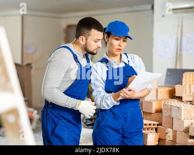 Les constructeurs d'hommes et de femmes discutent de la documentation du projet Banque D'Images