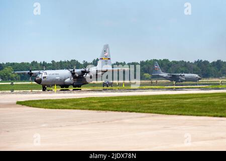 Le Hercules C-130 de la Force aérienne des États-Unis, de l'aile de transport aérien de 133rd, transporte des avions et du fret dans le cadre d'un premier exercice d'emploi de combat agile (ACE) à l'échelle de l'aile, Volk Field, Wisc., 11 juin 2022. La capacité de projeter la puissance de combat à tout moment, n'importe où, tout en restant opérationnelle est l'avantage concurrentiel que l'aile entend affûter au cours des prochains jours. (É.-U. Photo de la Garde nationale aérienne par Tech. Sgt. Bristol Evasco) Banque D'Images