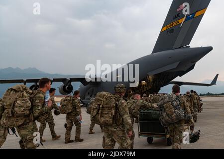 Les parachutistes de l'armée américaine avec 1st Bataillon, 503rd Régiment d'infanterie aéroporté et 4th Bataillon, 319th Régiment d'artillerie de campagne aéroportée, 173rd Brigade aéroportée chargent sur un C-17 Globemaster III en préparation à une opération aérienne d'entrée forcée conjointe dans le cadre du Lion africain 22 à la base aérienne d'Aviano, au 21 juin 2022. Le Lion africain 2022 est le plus grand exercice annuel, conjoint et premier du Commandement de l'Afrique des États-Unis organisé par le Maroc, le Ghana, le Sénégal et la Tunisie, 6 juin - 30. Plus de 7 500 participants de 28 pays et de l'OTAN s'entraînent ensemble en mettant l'accent sur l'amélioration de la préparation des forces américaines et des forces nationales partenaires. Banque D'Images