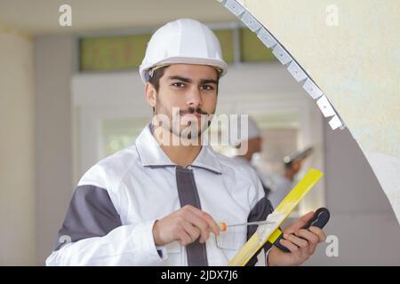 portrait d'un plâtrier mâle travaillant à l'intérieur Banque D'Images