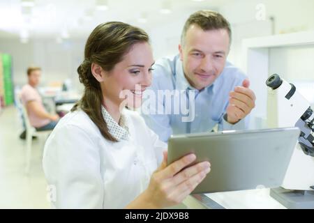 l'homme et la femme sont en laboratoire Banque D'Images