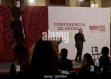 Mexico, Mexico, Mexique. 23rd juin 2022. 22 juin 2022, Mexico, Mexique: Le Président mexicain, Andres Manuel Lopez Obrador, parle lors de sa conférence de presse quotidienne du matin au Palais national. Le 23 juin 2022 à Mexico, Mexique. (Credit image: © Luis Barron/eyepix via ZUMA Press Wire) Banque D'Images