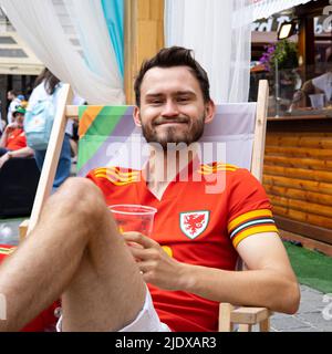 Fans gallois à Wroclaw, Pologne, le 1st juin 2022. Crédit : Lewis Mitchell Banque D'Images