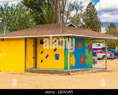 Chalet de plage aux couleurs vives sur la plage. Hutte jaune en bois sur la plage du lac Okanagan Kelowna en Colombie-Britannique Banque D'Images