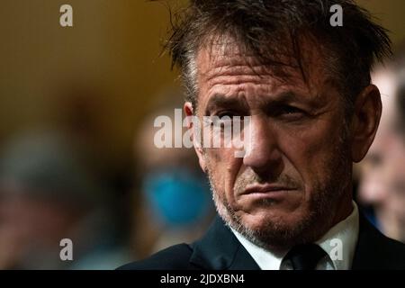 Washington, DC, États-Unis, 23 juin 2022. L'acteur Sean Penn est présent dans le public le cinquième jour du comité spécial de la Chambre des représentants des États-Unis pour enquêter sur l'attaque de 6 janvier contre l'audience du Capitole des États-Unis à Washington, DC sur 23 juin 2022. Crédit : Rod Lamkey/CNP/MediaPunch Banque D'Images