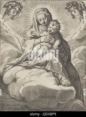 Marie avec l'enfant dans les nuages, Marie est assise sur les nuages avec l'enfant Christ sur ses genoux. Deux chérubins en haut à gauche et à droite., imprimeur: Agostino Carracci, (mentionné sur l'objet), après impression par: Federico Barocci, Italie, 1582, papier, gravure, hauteur 154 mm × largeur 118 mm Banque D'Images