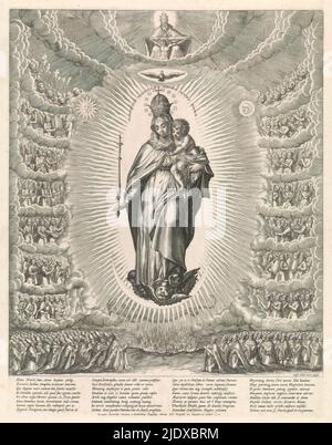 Glorification de la Vierge Marie avec l'enfant Christ, la Vierge Marie se dresse sur le croissant de lune avec l'enfant Christ dans son bras. En dessous du croissant de lune un dragon. Marie porte une couronne d'étoiles et tient un sceptre. Au-dessus d'elle le Saint-Esprit comme une colombe avec le soleil sur la gauche et la lune sur la droite. Centralement au sommet de Dieu le père avec le Christ crucifié. Autour de Marie anges, apôtres, martyrs et saints. Au bas de l'imprimé à droite, la puissance spirituelle avec le pape, les cardinaux et les évêques. À gauche, la puissance laïque avec l'empereur, les rois et les souverains. En bas Banque D'Images