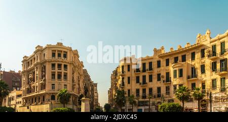 Égypte, le Caire, bâtiments historiques entourant la place Talaat Harb en été Banque D'Images