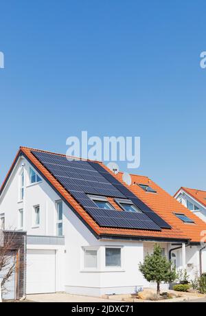 Allemagne, Rhénanie-du-Nord-Westphalie, panneaux solaires sur les toits carrelés de la maison moderne de banlieue Banque D'Images