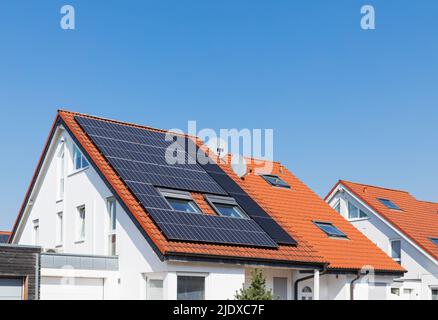 Allemagne, Rhénanie-du-Nord-Westphalie, panneaux solaires sur les toits carrelés de la maison moderne de banlieue Banque D'Images