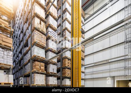 Boîtes en carton disposées sur le rack de l'entrepôt Banque D'Images